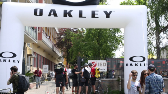 Spot OAKLEY | ECMC